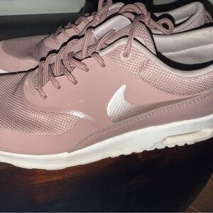 Nike Women's Rose Sneakers size 7. Pice 80.00